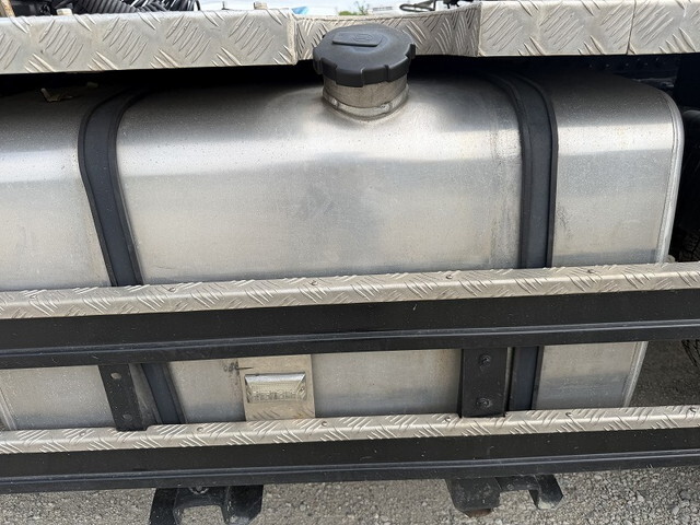 UDトラックスクオントレーラーヘッド（トラクターヘッド）大型（10t）[写真17]