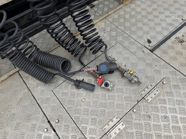 UDトラックスクオントレーラーヘッド（トラクターヘッド）大型（10t）[写真29]