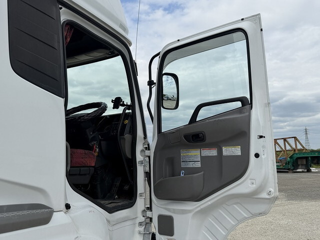 UDトラックスクオントレーラーヘッド（トラクターヘッド）大型（10t）[写真31]