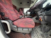 UDトラックスクオントレーラーヘッド（トラクターヘッド）大型（10t）[写真33]