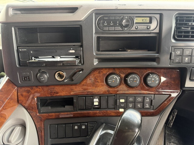 UDトラックスクオントレーラーヘッド（トラクターヘッド）大型（10t）[写真34]