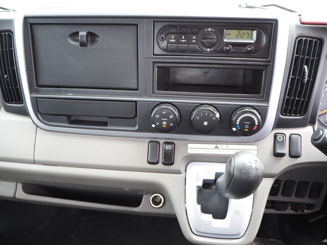 三菱ふそうキャンター平ボディ小型（2t・3t）[写真37]