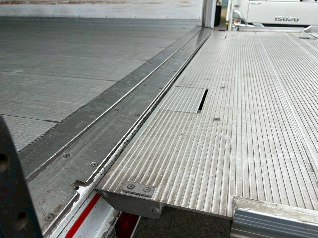 日野レンジャー冷凍車（冷蔵車）中型（4t）[写真12]