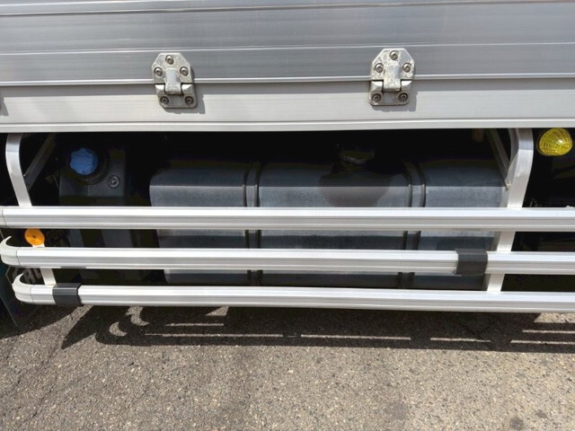 UDトラックスクオンアルミウイング大型（10t）[写真24]