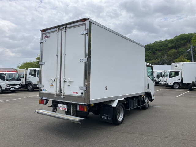 いすゞエルフ冷凍車（冷蔵車）小型（2t・3t）[写真02]