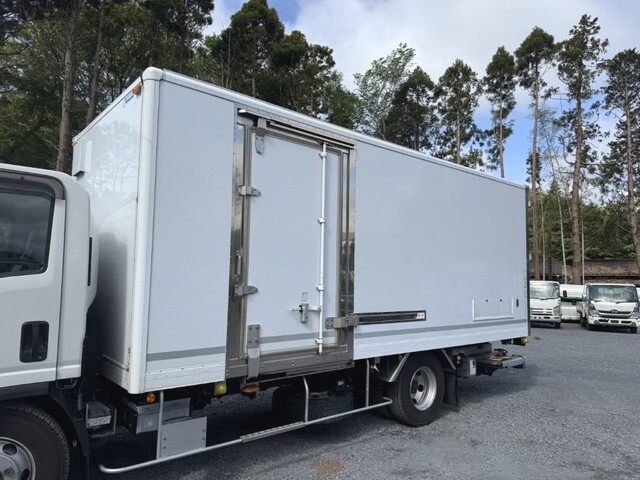 いすゞエルフ保冷バン小型（2t・3t）[写真07]