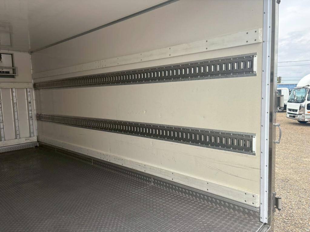 いすゞエルフ冷凍車（冷蔵車）小型（2t・3t）[写真10]