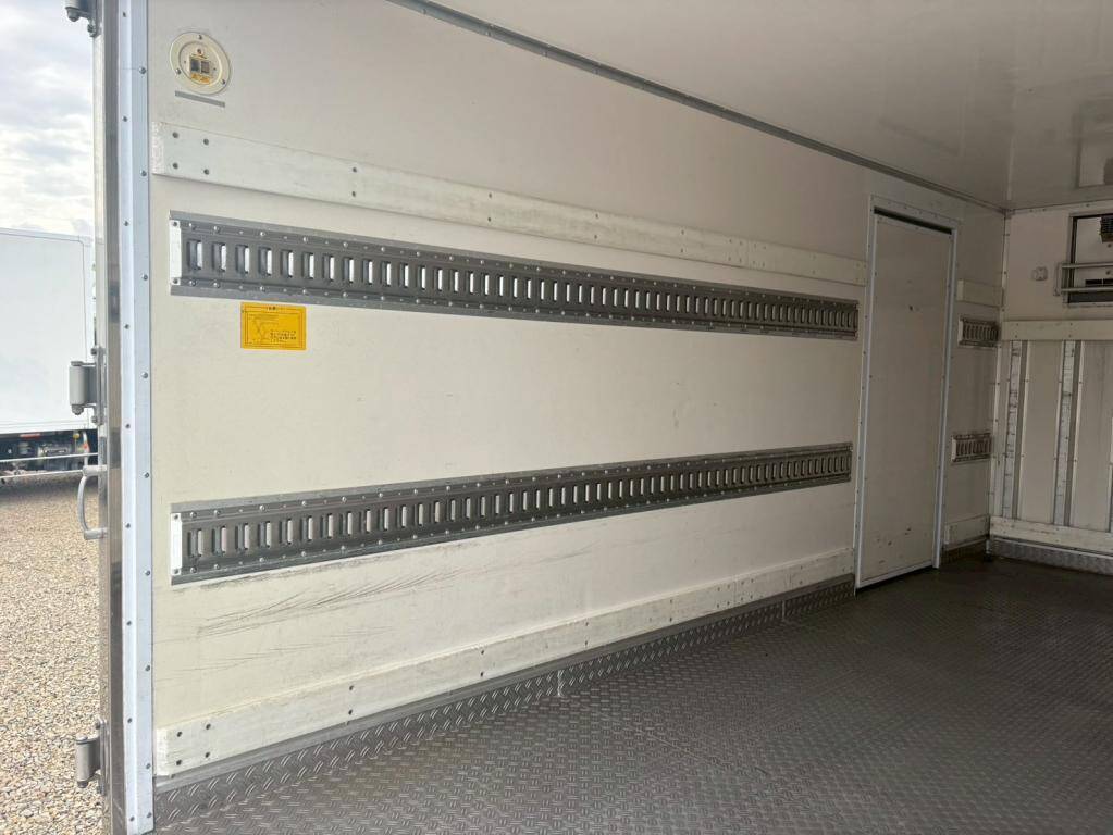 いすゞエルフ冷凍車（冷蔵車）小型（2t・3t）[写真09]