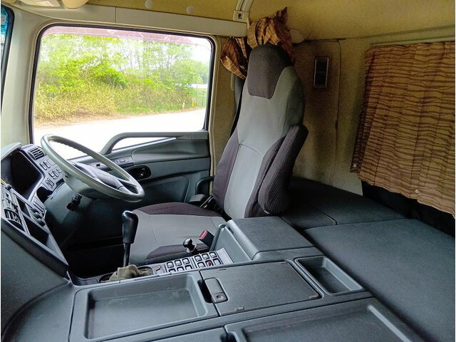 三菱ふそうスーパーグレート平ボディ大型（10t）[写真28]