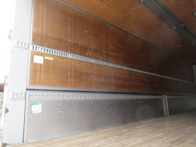 いすゞギガアルミウイング大型（10t）[写真12]