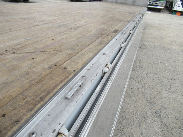 いすゞギガアルミウイング大型（10t）[写真14]