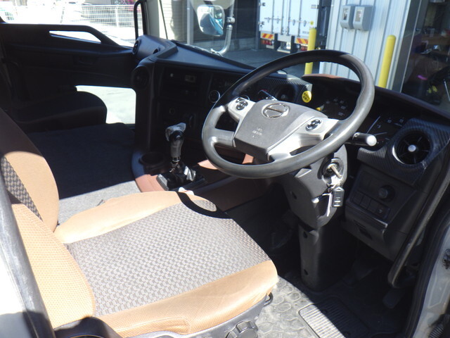 日野プロフィア幌ウイング大型（10t）[写真26]