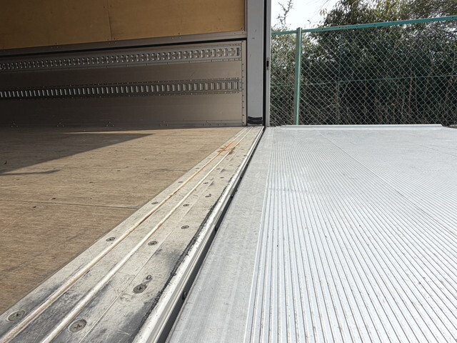 いすゞフォワードアルミウイング中型（4t）[写真23]