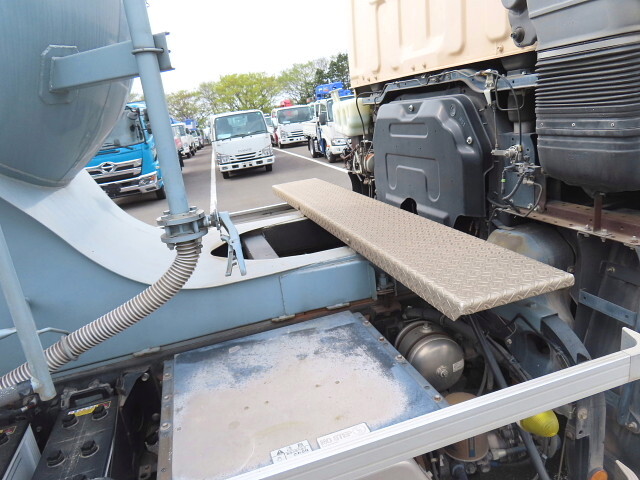 いすゞギガバルク車（粉粒体運搬車）大型（10t）[写真33]