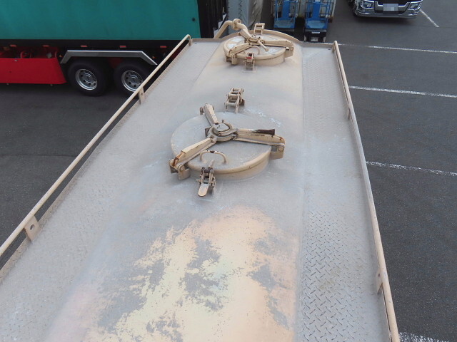 いすゞギガバルク車（粉粒体運搬車）大型（10t）[写真36]