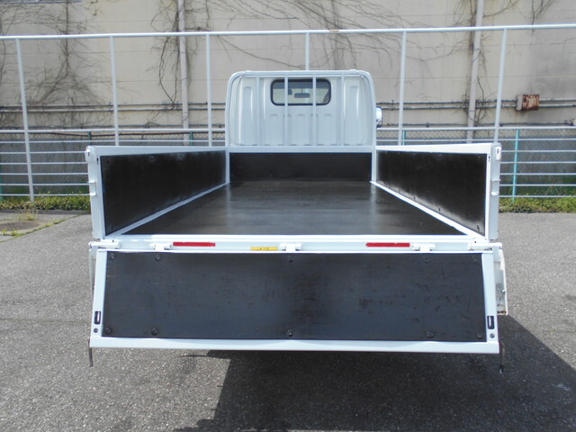 三菱ふそうキャンター平ボディ小型（2t・3t）[写真12]