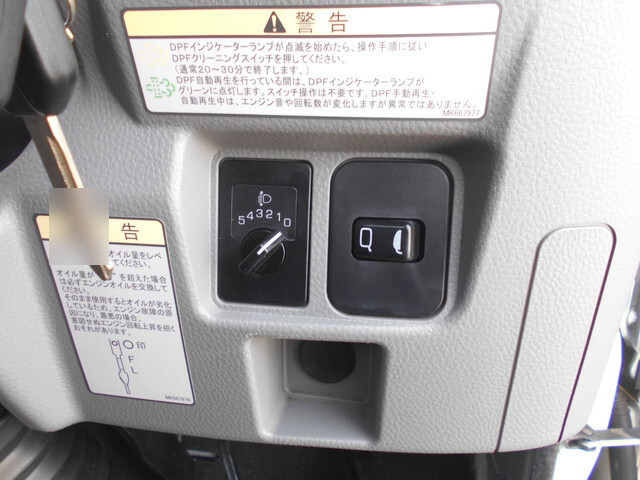 三菱ふそうキャンター平ボディ小型（2t・3t）[写真36]