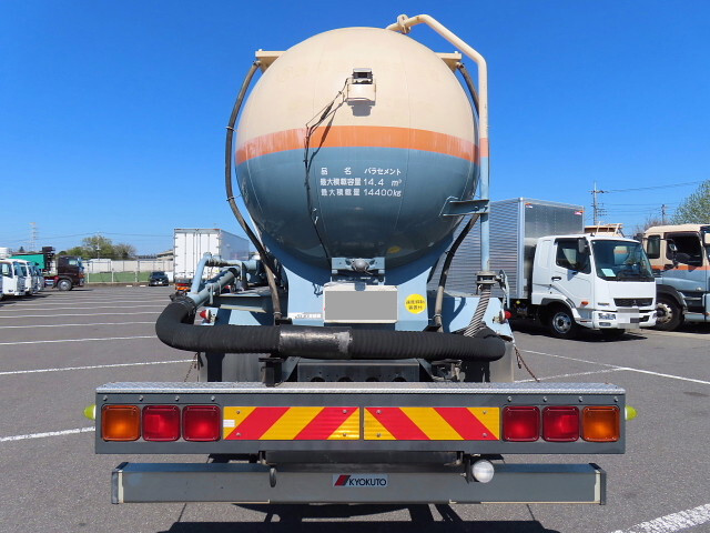 いすゞギガバルク車（粉粒体運搬車）大型（10t）[写真05]