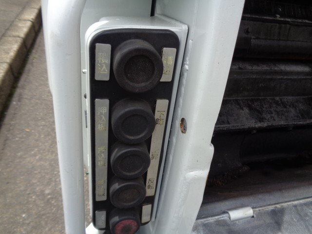 いすゞエルフパッカー車（塵芥車）小型（2t・3t）[写真11]