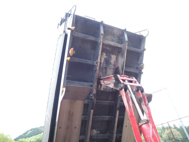 UDトラックスクオンダンプ大型（10t）[写真10]