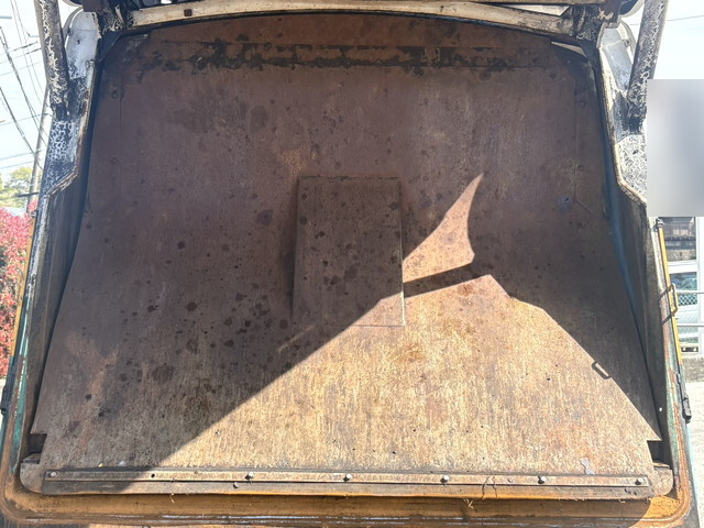 いすゞフォワードパッカー車（塵芥車）増トン（6t・8t）[写真20]