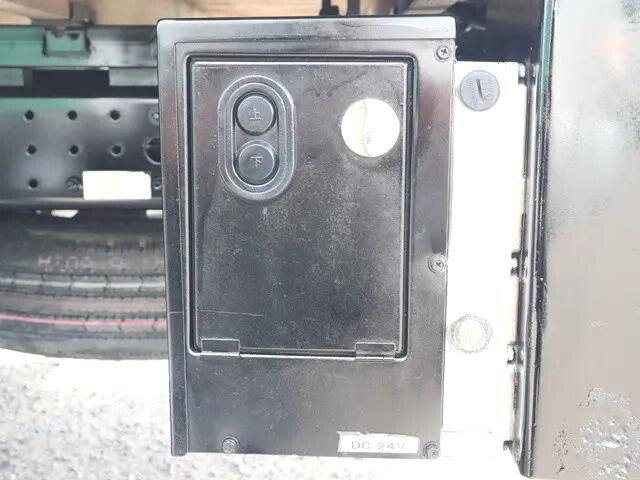 三菱ふそうキャンター平ボディ小型（2t・3t）[写真12]