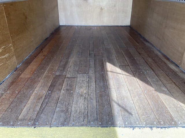 いすゞエルフアルミバン小型（2t・3t）[写真08]