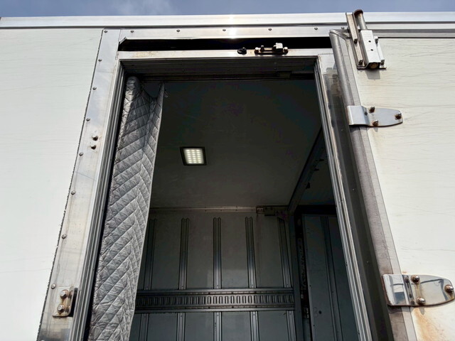 いすゞエルフ冷凍車（冷蔵車）小型（2t・3t）[写真08]