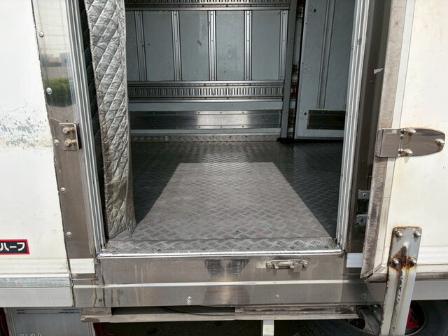 いすゞエルフ冷凍車（冷蔵車）小型（2t・3t）[写真09]