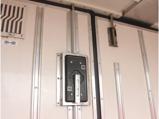 いすゞエルフ冷凍車（冷蔵車）小型（2t・3t）[写真12]