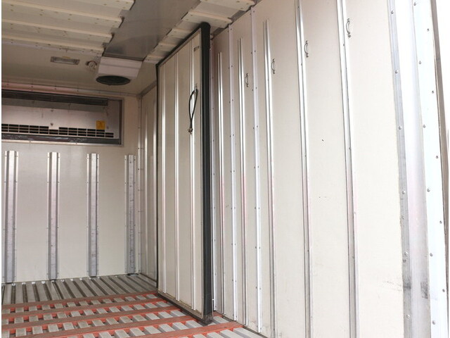 いすゞエルフ冷凍車（冷蔵車）小型（2t・3t）[写真09]