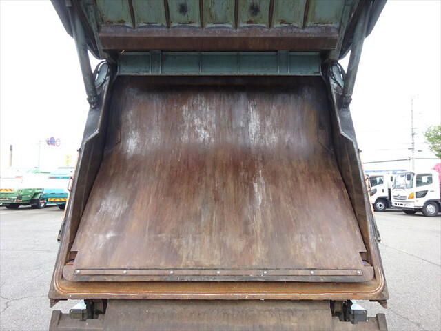 いすゞフォワードパッカー車（塵芥車）増トン（6t・8t）[写真19]