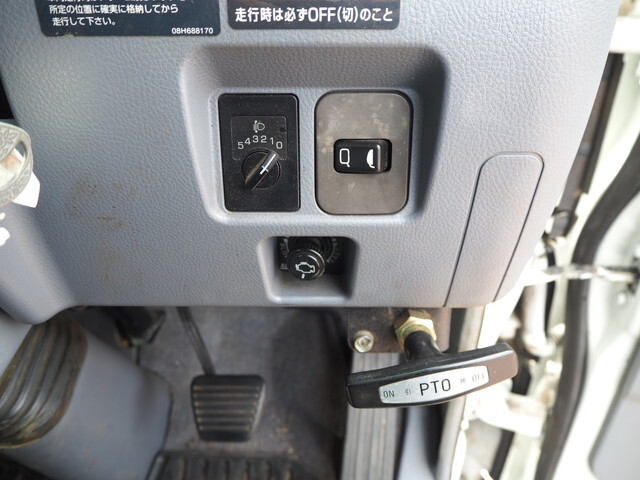 三菱ふそうキャンタークレーン6段小型（2t・3t）[写真37]