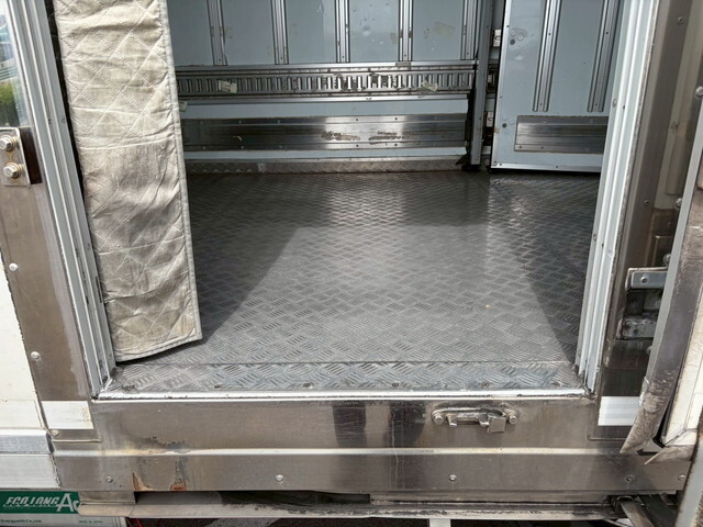 いすゞエルフ冷凍車（冷蔵車）小型（2t・3t）[写真09]