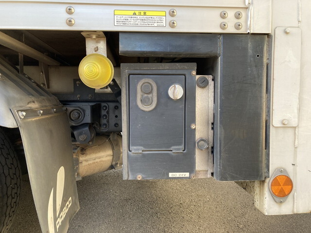 三菱ふそうキャンターアルミバン小型（2t・3t）[写真10]