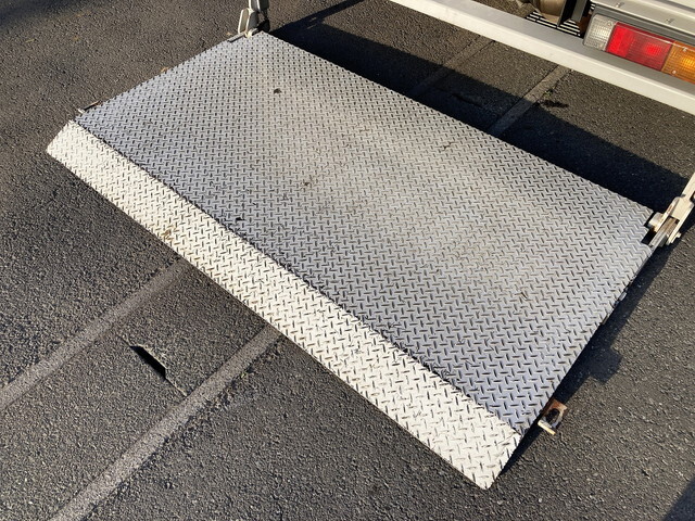 三菱ふそうキャンターアルミバン小型（2t・3t）[写真05]