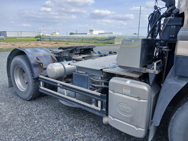 UDトラックスクオントレーラーヘッド（トラクターヘッド）大型（10t）[写真12]