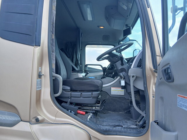 UDトラックスクオントレーラーヘッド（トラクターヘッド）大型（10t）[写真14]