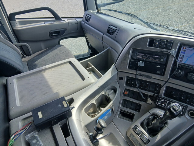 UDトラックスクオントレーラーヘッド（トラクターヘッド）大型（10t）[写真21]