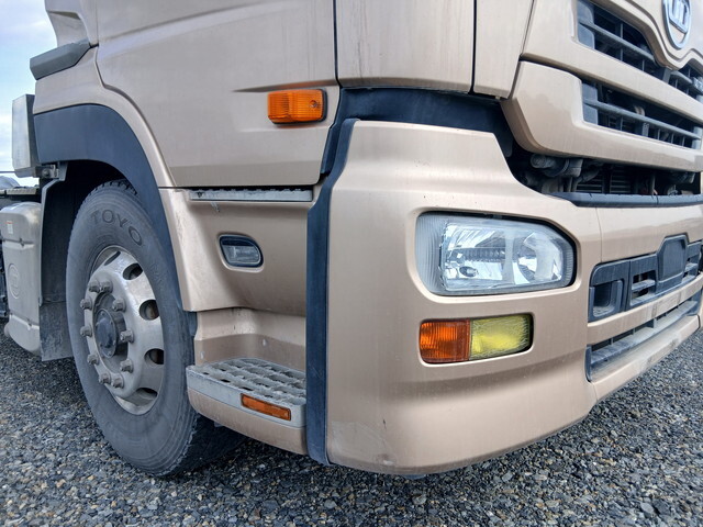 UDトラックスクオントレーラーヘッド（トラクターヘッド）大型（10t）[写真09]