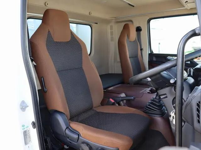 【新車外し】日野 新型レンジャー 4t 純正 内装パネル トリム 運転席側 ベージュ 日野レンジャー（中型トラック） | 日野自動車