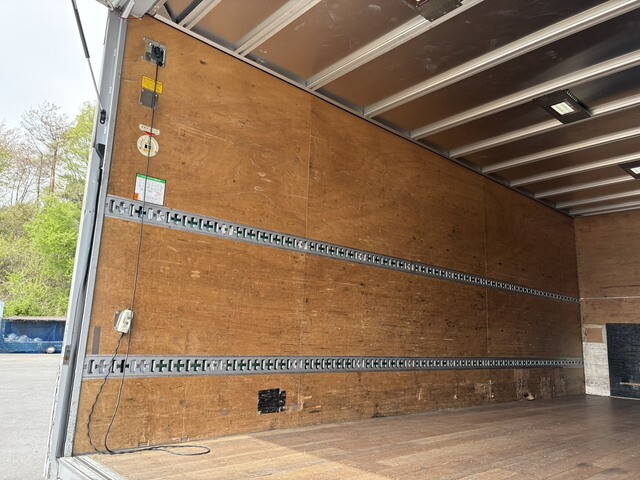 いすゞフォワードアルミバン中型（4t）[写真13]