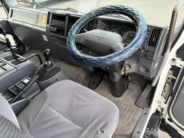 いすゞフォワードアルミバン中型（4t）[写真28]