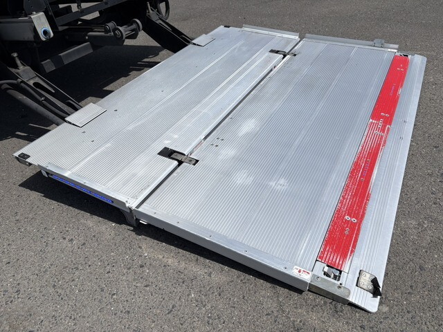 いすゞエルフ保冷バン小型（2t・3t）[写真08]