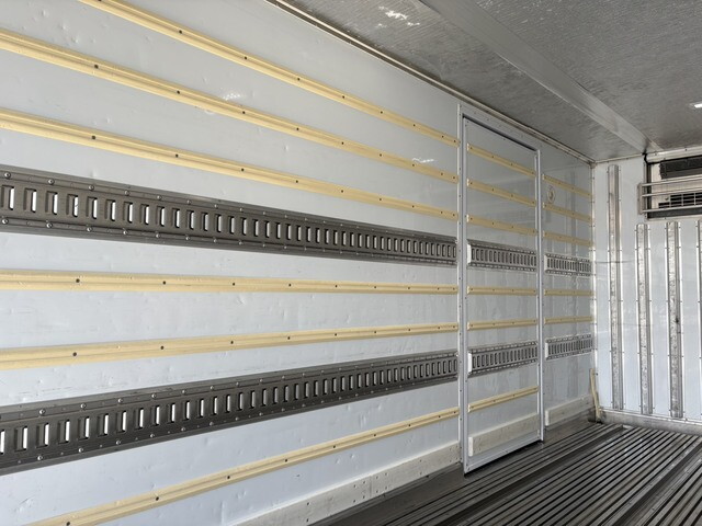 いすゞフォワード冷凍車（冷蔵車）中型（4t）[写真13]