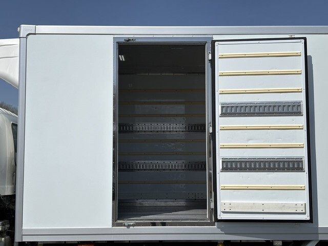 いすゞフォワード冷凍車（冷蔵車）中型（4t）[写真07]