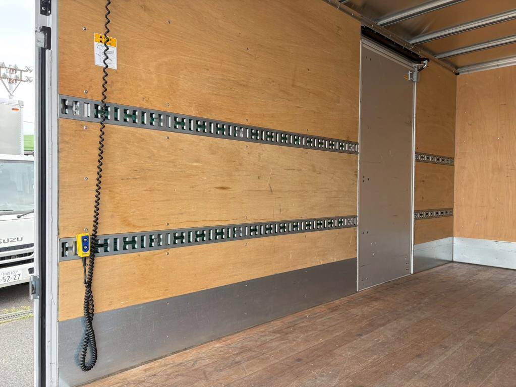 三菱ふそうキャンターアルミバン小型（2t・3t）[写真09]