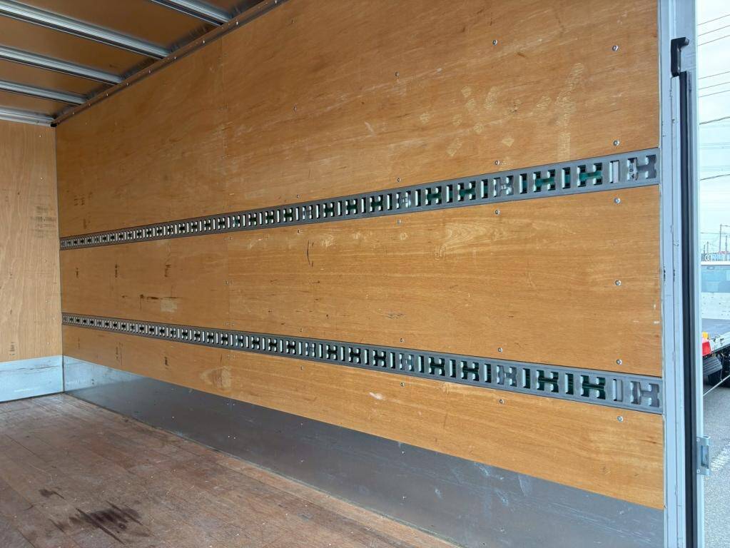 三菱ふそうキャンターアルミバン小型（2t・3t）[写真10]