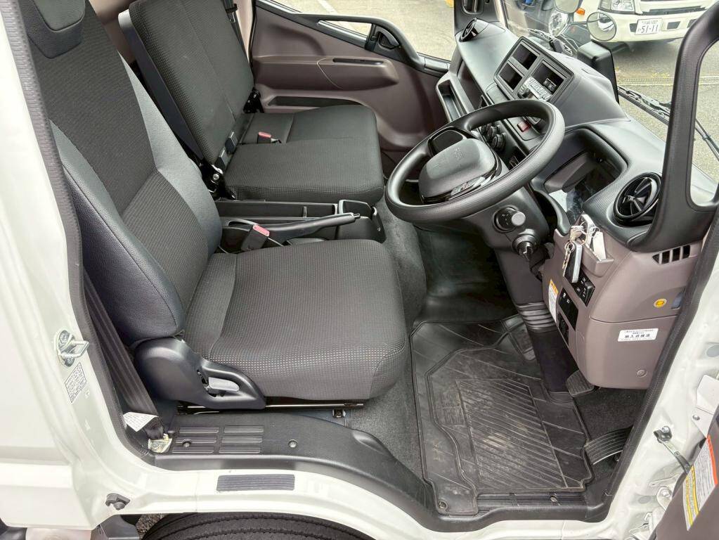 三菱ふそうキャンターアルミバン小型（2t・3t）[写真19]