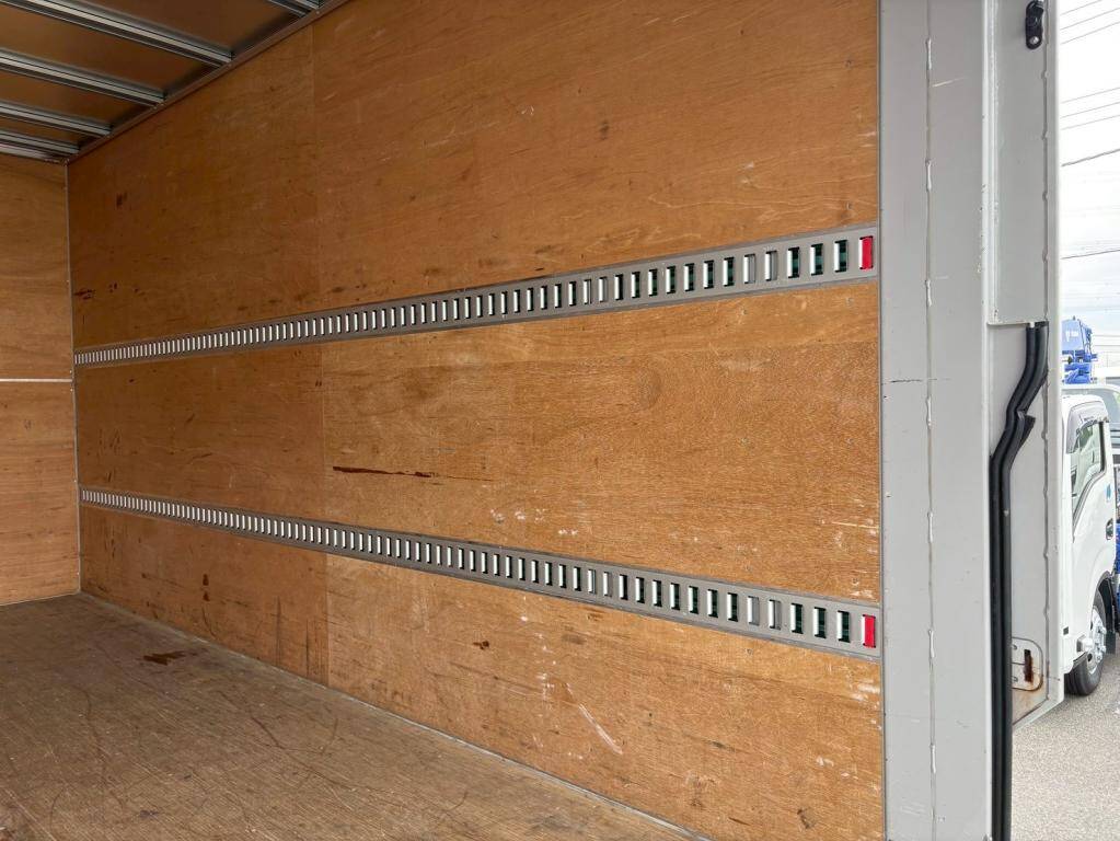 いすゞエルフアルミバン小型（2t・3t）[写真10]